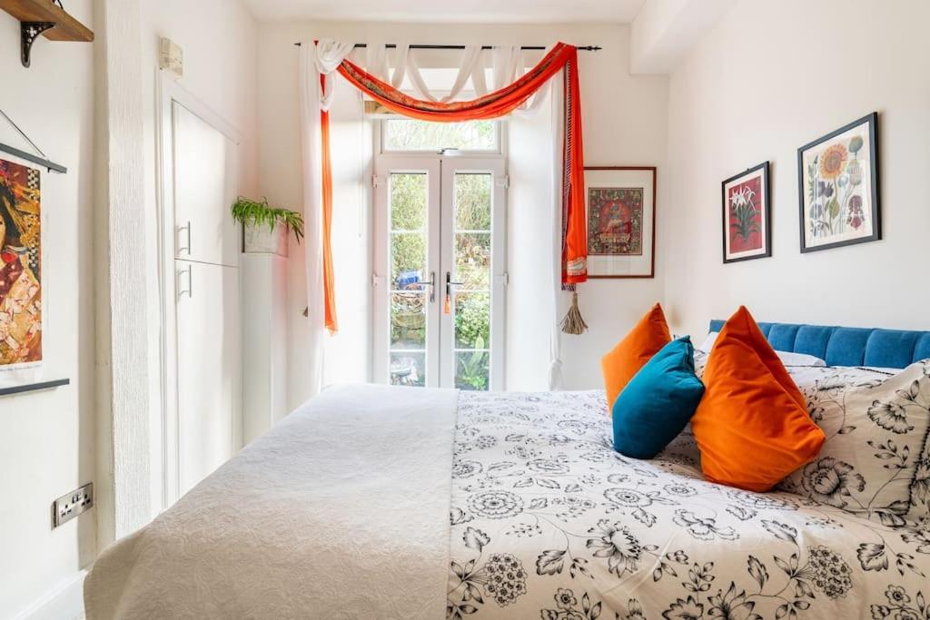 Appartamento Holyrood Park: Lush & Arty 2 Double Bed Flat Edimburgo Esterno foto