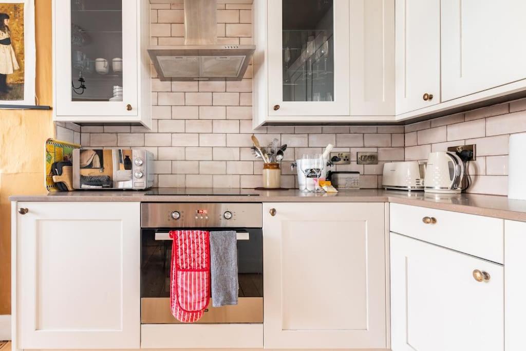 Appartamento Holyrood Park: Lush & Arty 2 Double Bed Flat Edimburgo Esterno foto