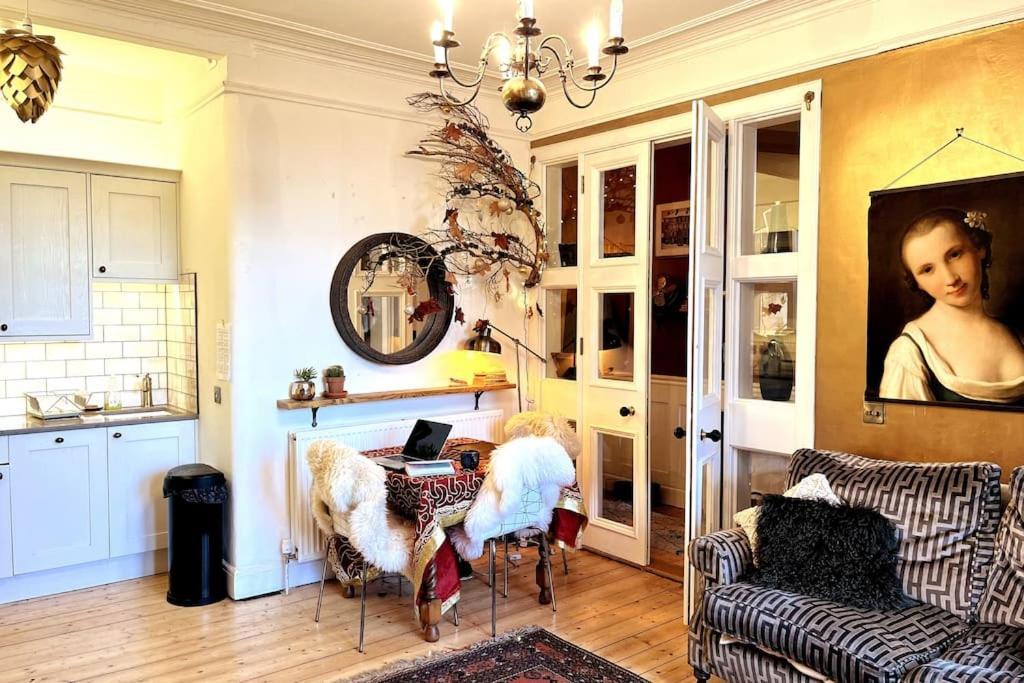 Appartamento Holyrood Park: Lush & Arty 2 Double Bed Flat Edimburgo Esterno foto