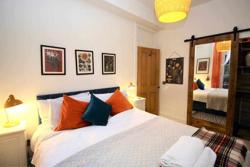 Appartamento Holyrood Park: Lush & Arty 2 Double Bed Flat Edimburgo Esterno foto