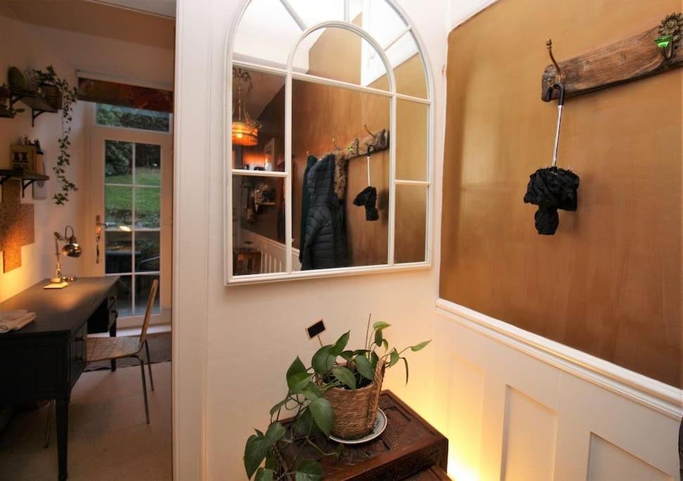 Appartamento Holyrood Park: Lush & Arty 2 Double Bed Flat Edimburgo Esterno foto