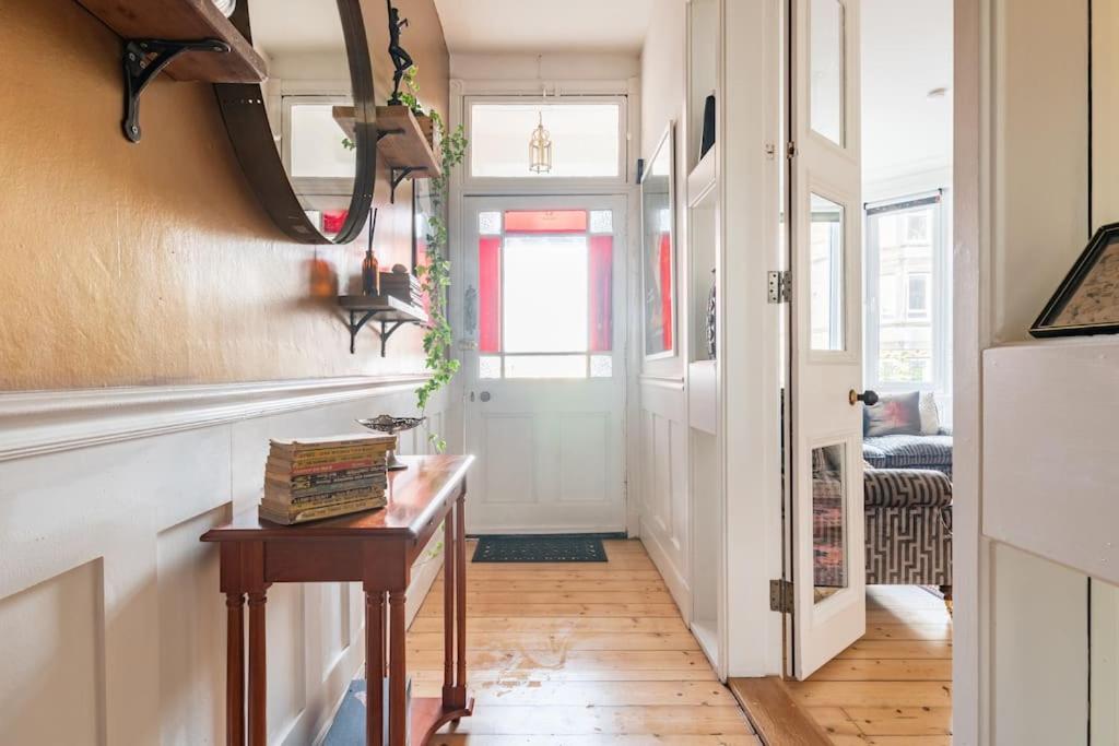 Appartamento Holyrood Park: Lush & Arty 2 Double Bed Flat Edimburgo Esterno foto