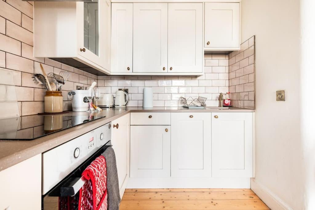 Appartamento Holyrood Park: Lush & Arty 2 Double Bed Flat Edimburgo Esterno foto