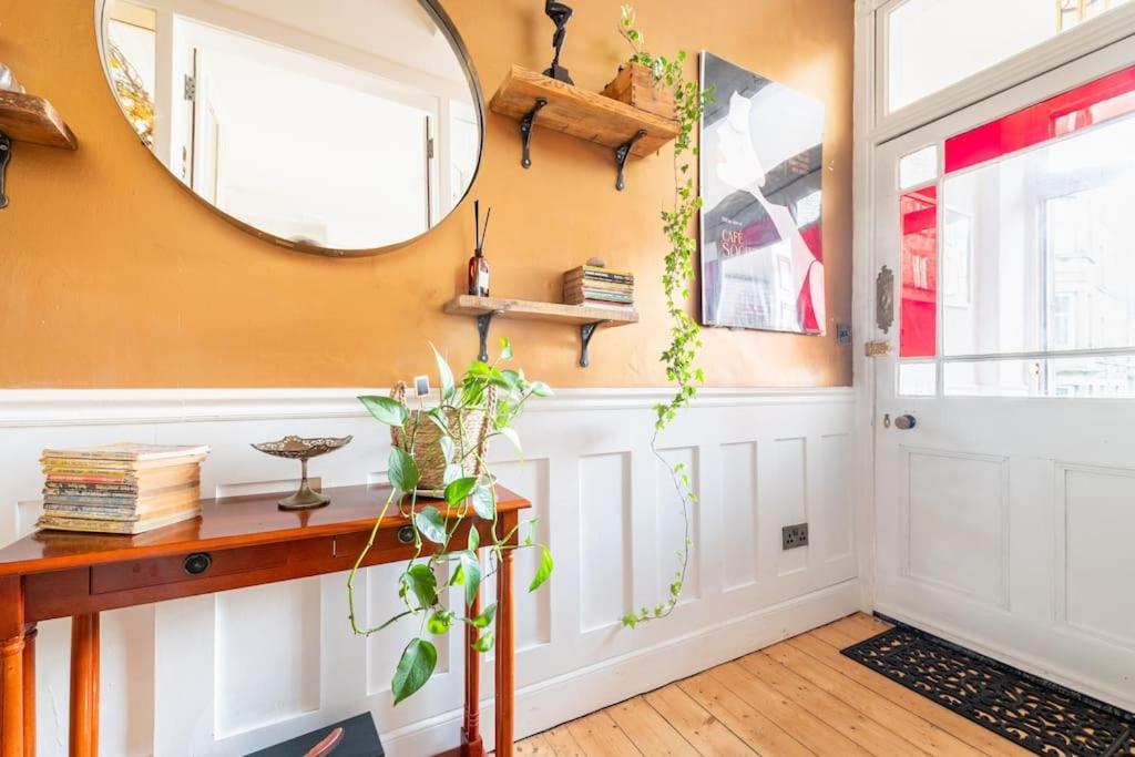 Appartamento Holyrood Park: Lush & Arty 2 Double Bed Flat Edimburgo Esterno foto