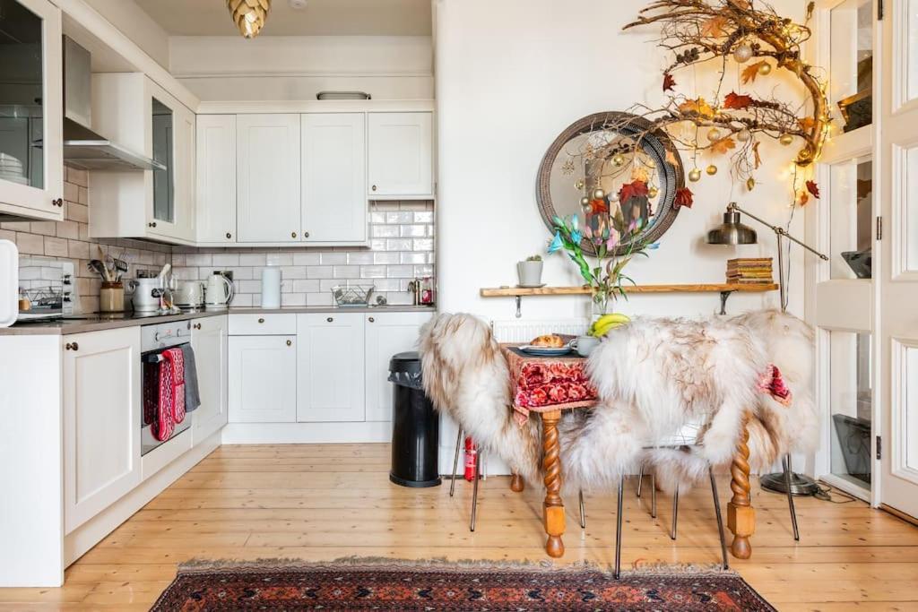 Appartamento Holyrood Park: Lush & Arty 2 Double Bed Flat Edimburgo Esterno foto