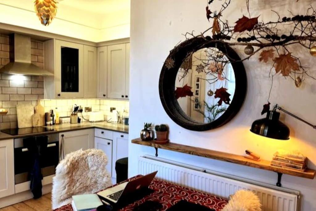 Appartamento Holyrood Park: Lush & Arty 2 Double Bed Flat Edimburgo Esterno foto