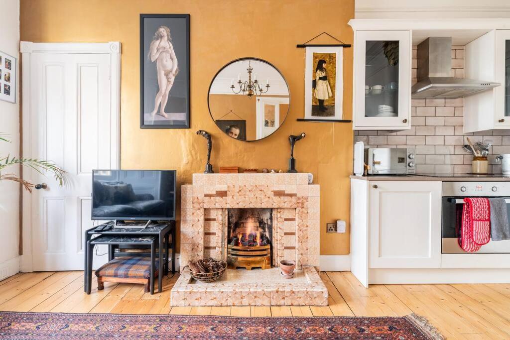 Appartamento Holyrood Park: Lush & Arty 2 Double Bed Flat Edimburgo Esterno foto