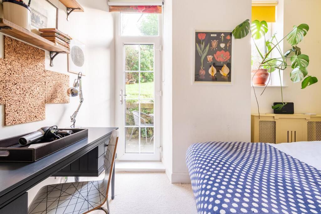 Appartamento Holyrood Park: Lush & Arty 2 Double Bed Flat Edimburgo Esterno foto