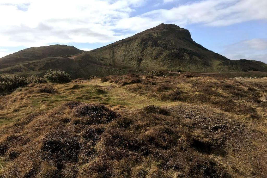Appartamento Holyrood Park: Lush & Arty 2 Double Bed Flat Edimburgo Esterno foto